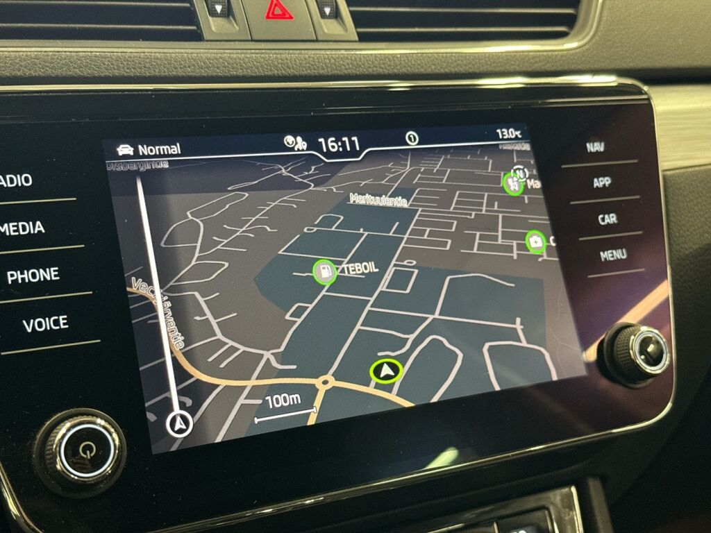 Skoda Superb 2022 Musta