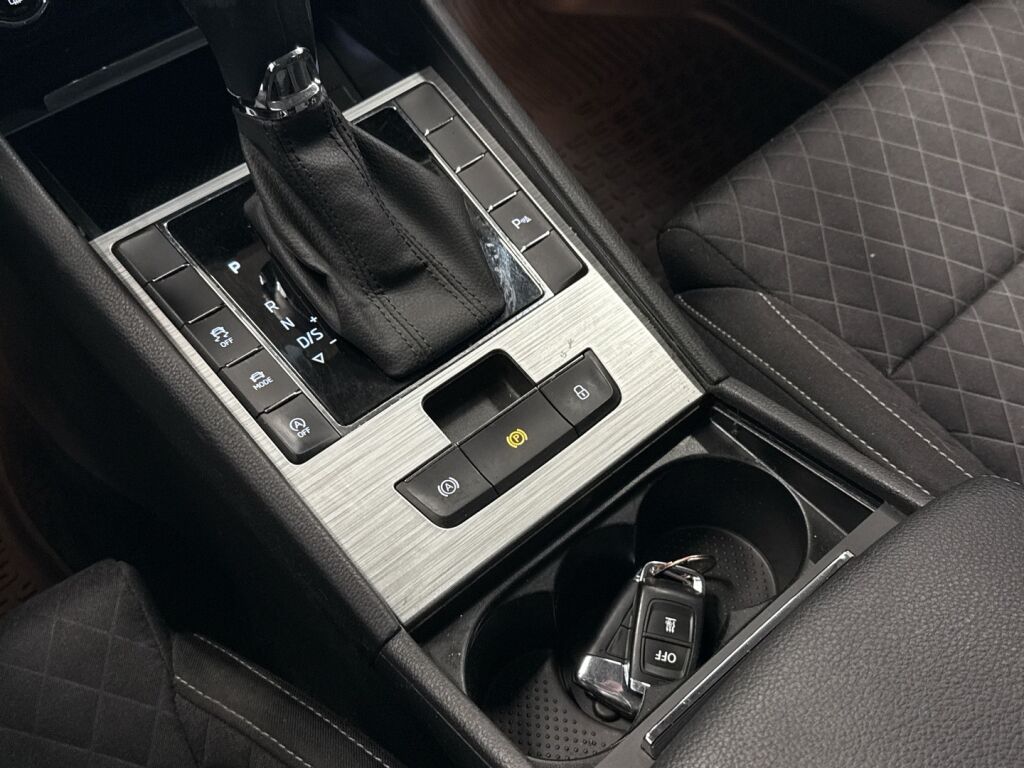 Skoda Superb 2022 Musta