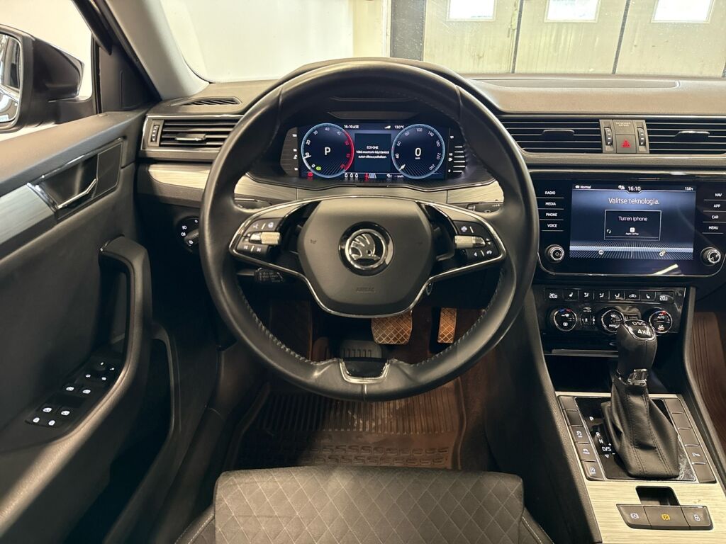 Skoda Superb 2022 Musta