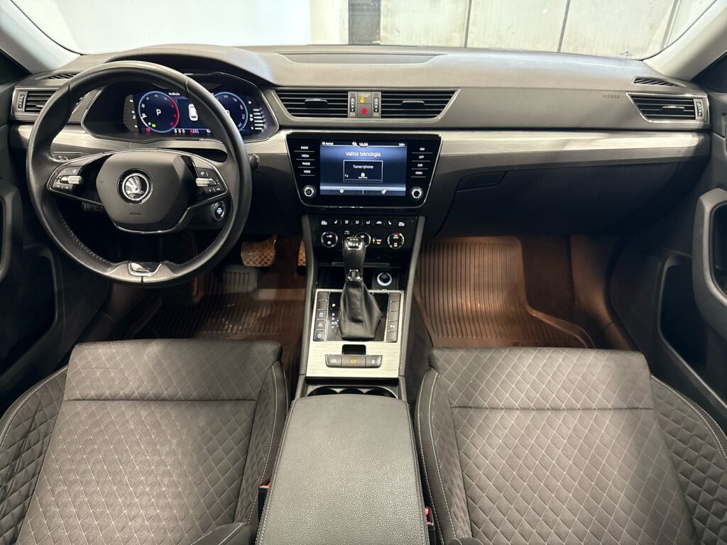 Skoda Superb 2022 Musta