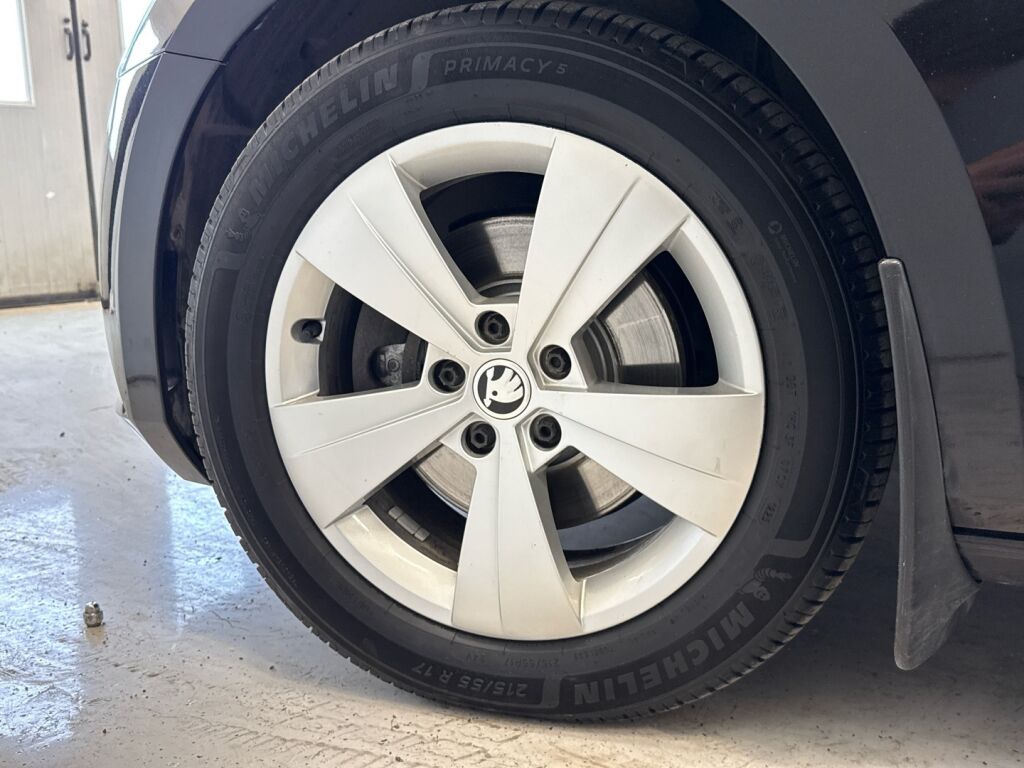 Skoda Superb 2022 Musta