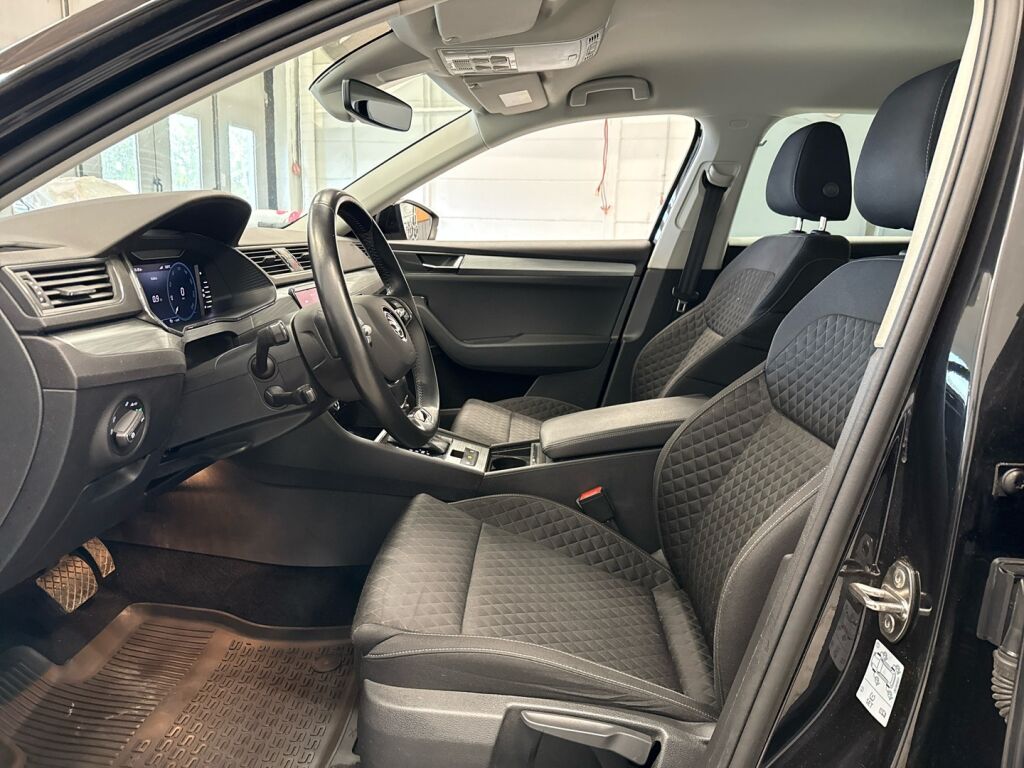 Skoda Superb 2022 Musta