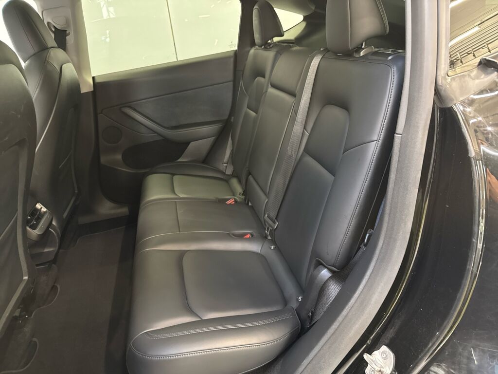 Tesla Model Y 2021 Musta