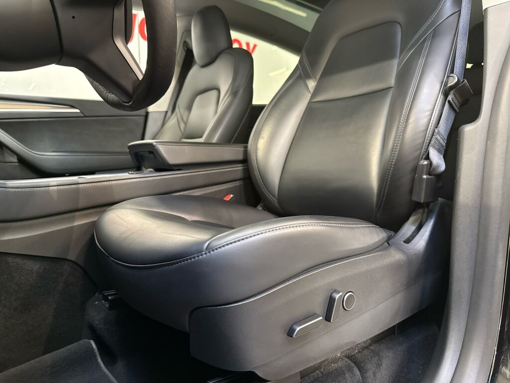 Tesla Model Y 2021 Musta