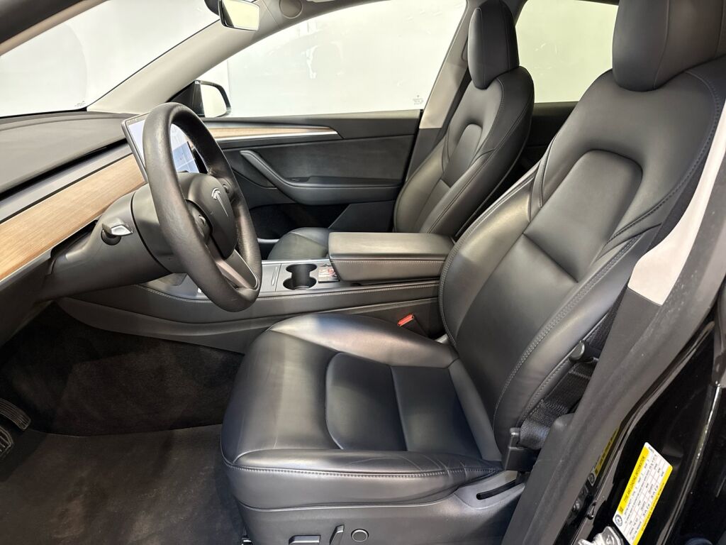 Tesla Model Y 2021 Musta