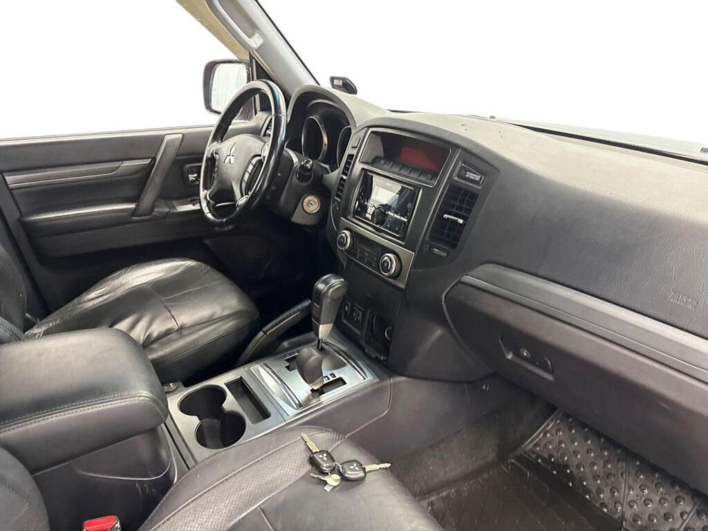 Mitsubishi Pajero 2010 Punainen