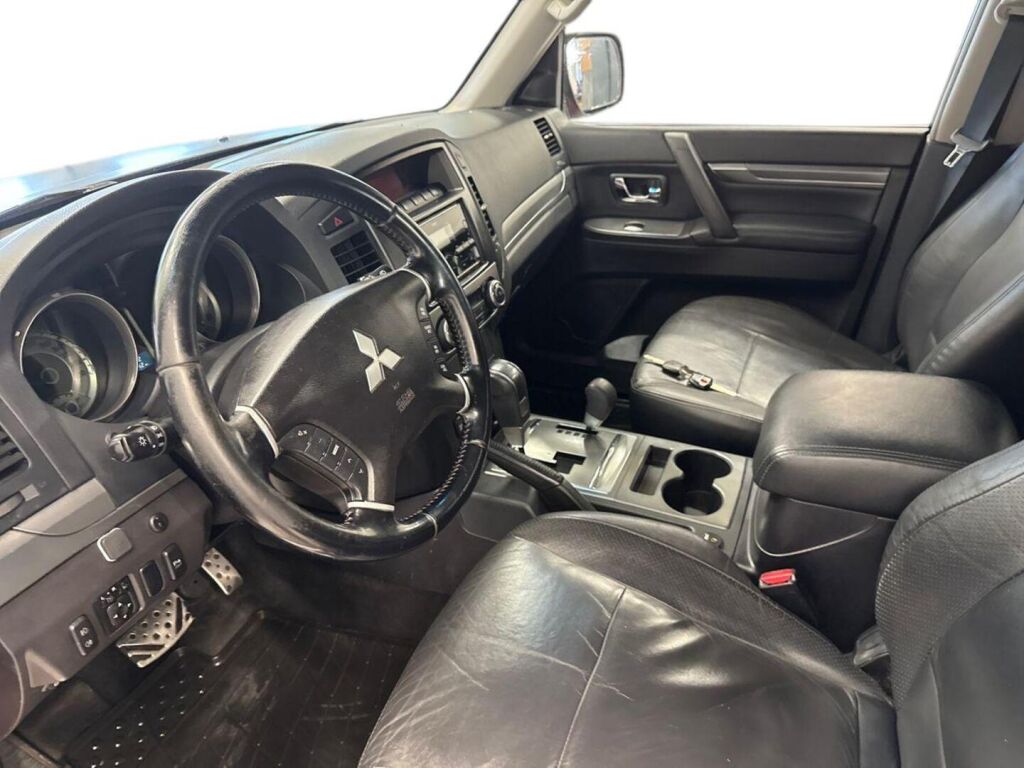 Mitsubishi Pajero 2010 Punainen