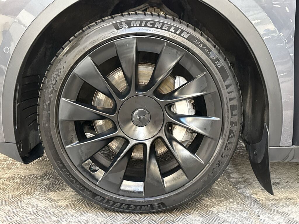 Tesla Model Y 2021 Harmaa