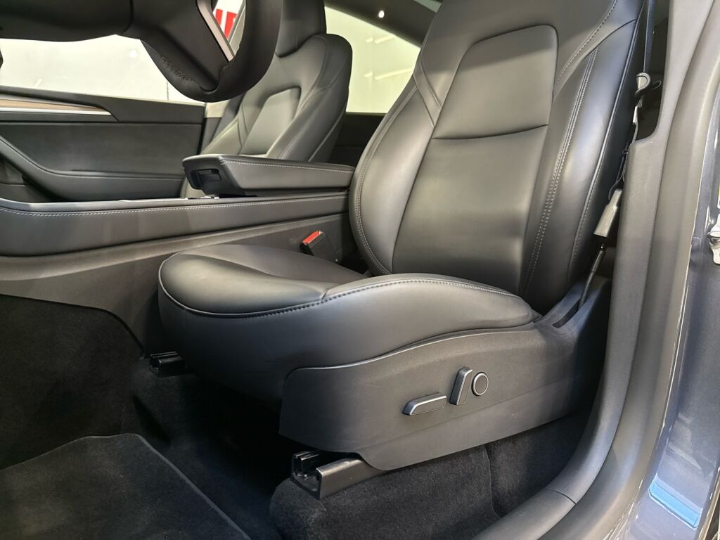 Tesla Model Y 2021 Harmaa