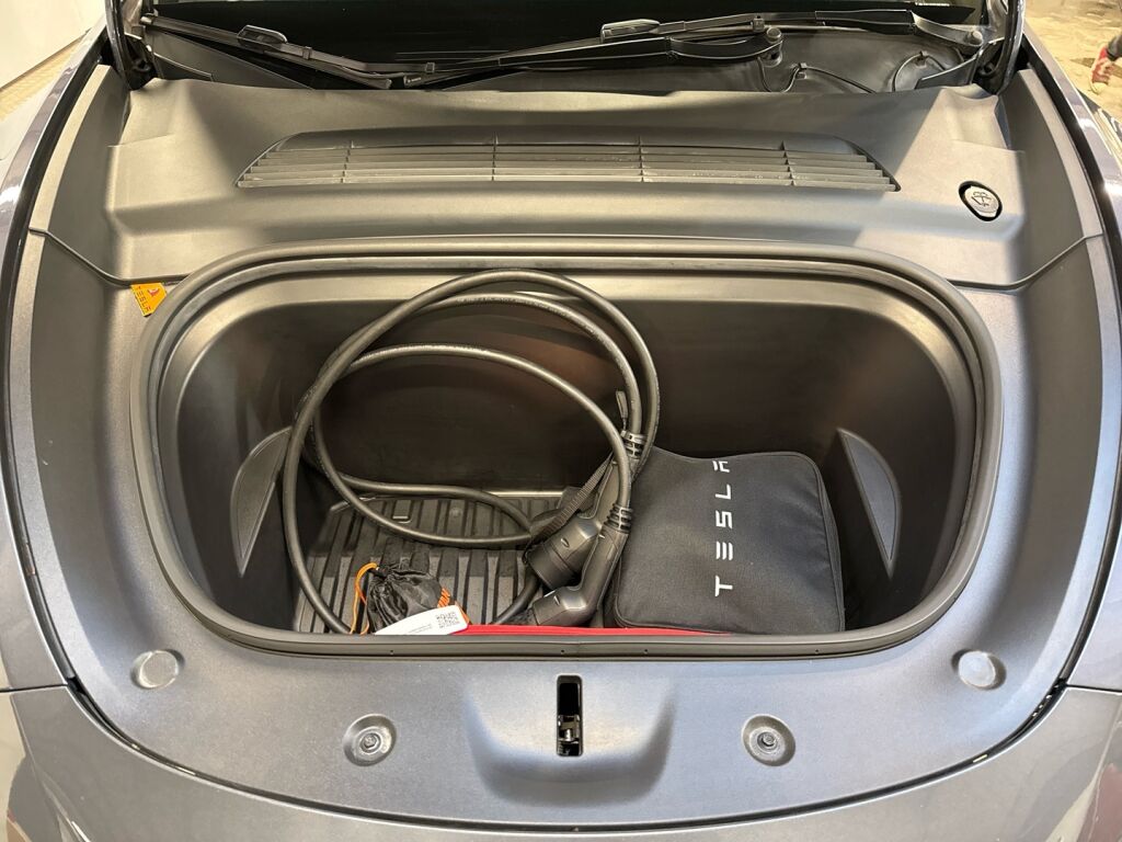 Tesla Model Y 2021 Harmaa