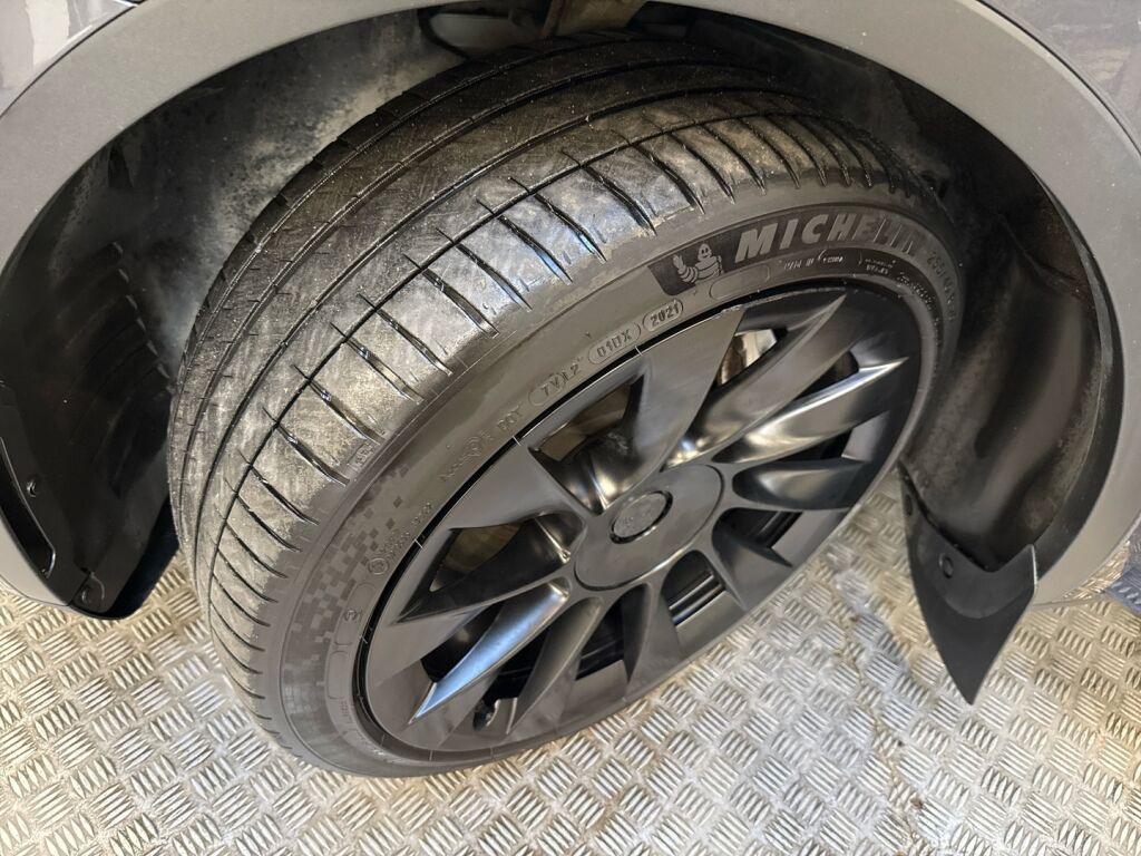 Tesla Model Y 2021 Harmaa
