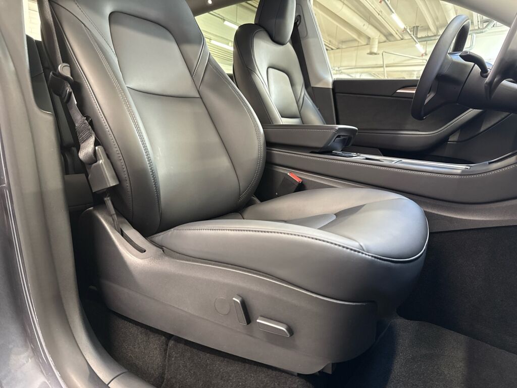 Tesla Model Y 2021 Harmaa