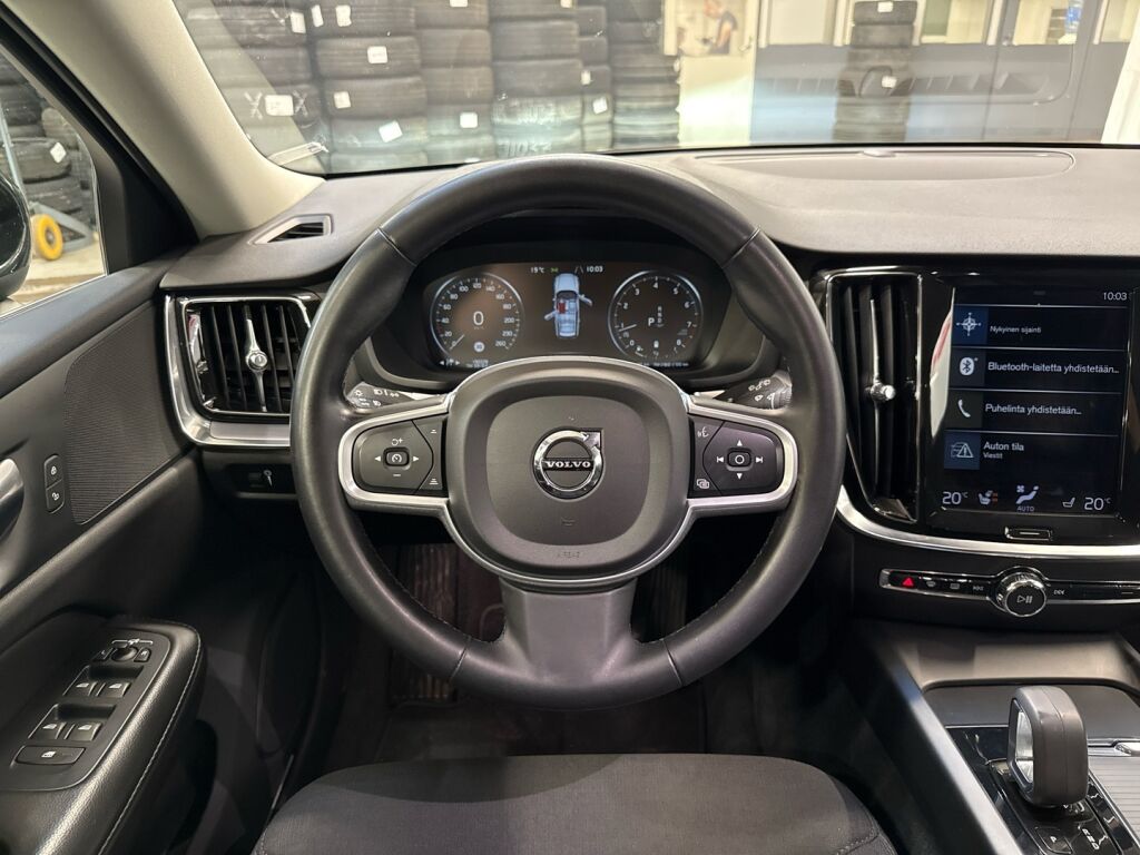 Volvo V60 2022 Musta