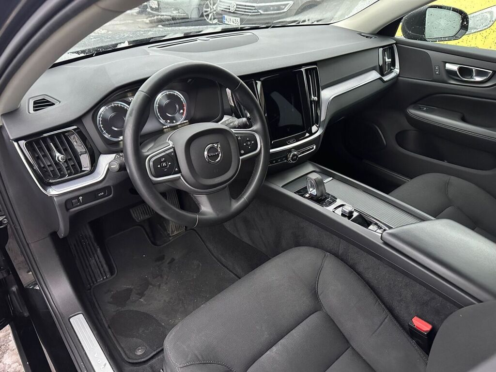 Volvo V60 2022 Musta