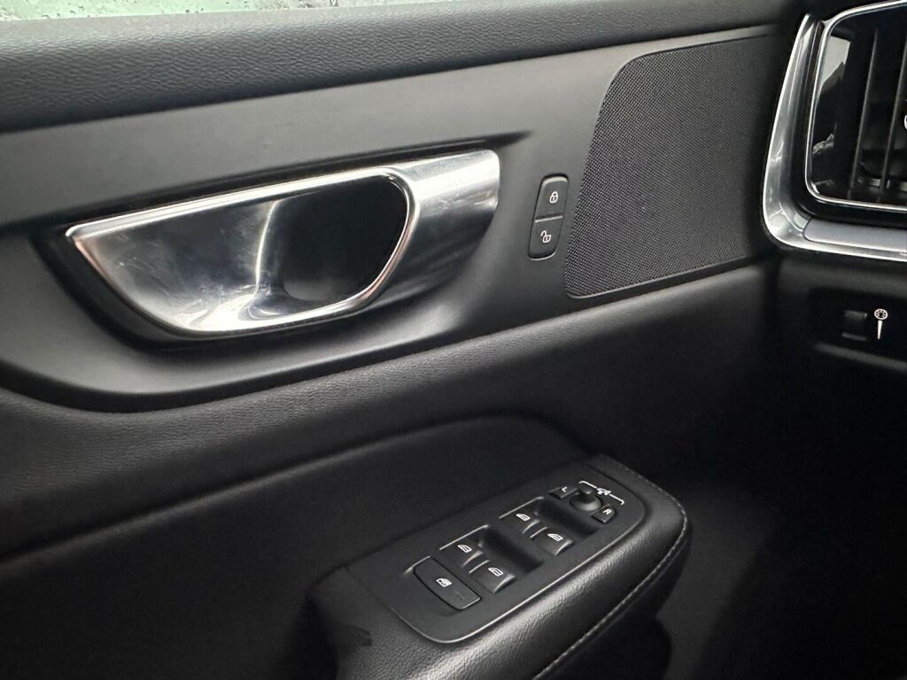 Volvo V60 2022 Musta