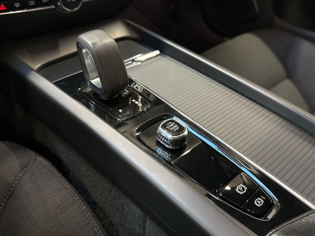 Volvo V60 2022 Musta