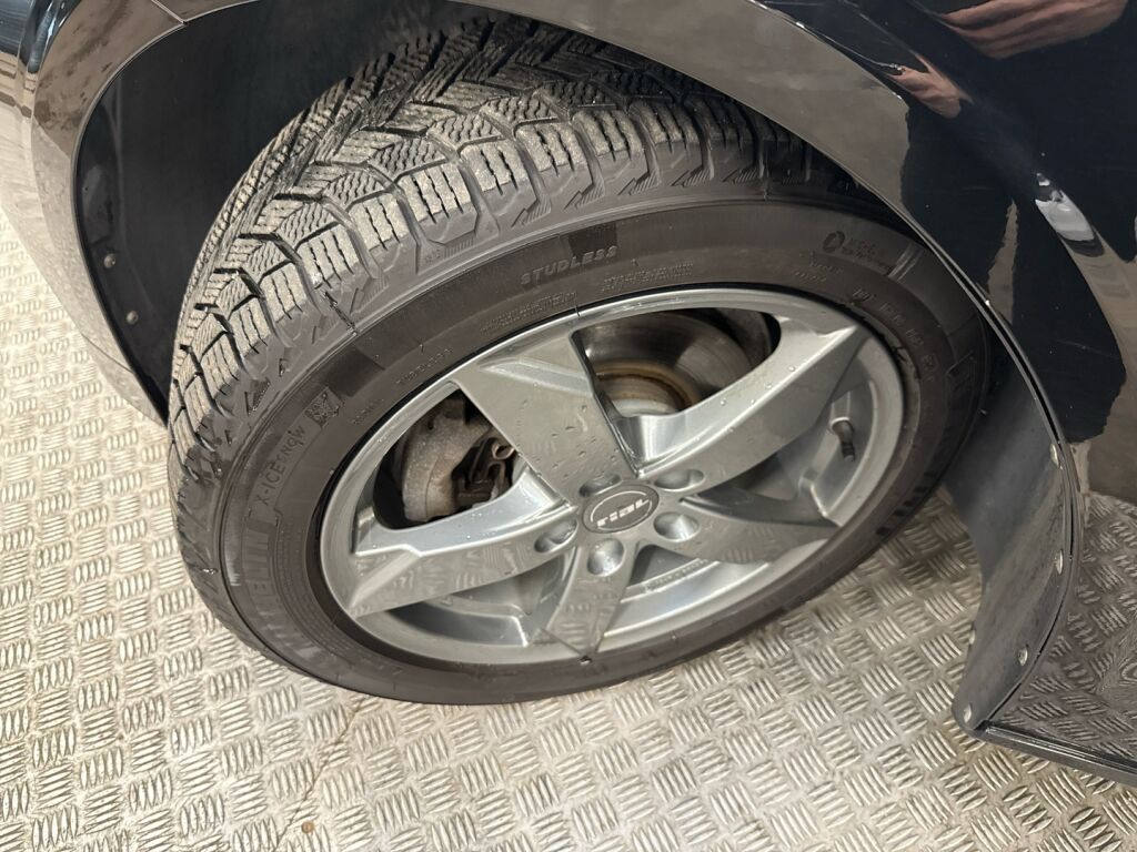 Volvo V60 2022 Musta