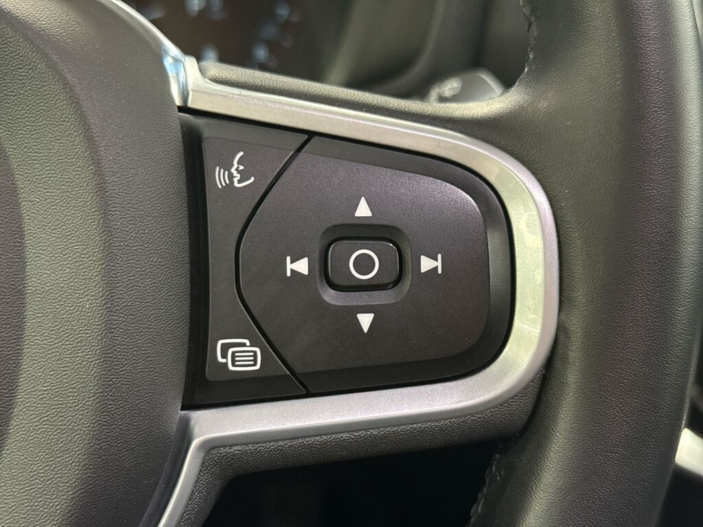 Volvo V60 2022 Musta