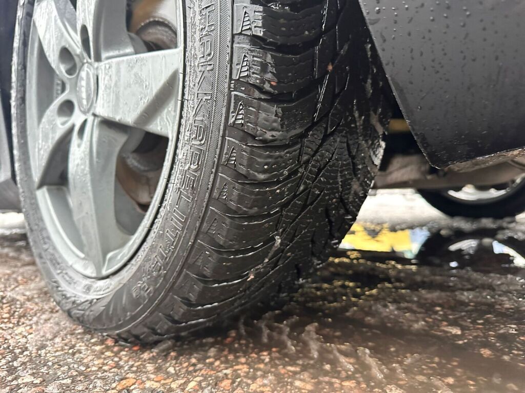 Volvo V60 2022 Musta