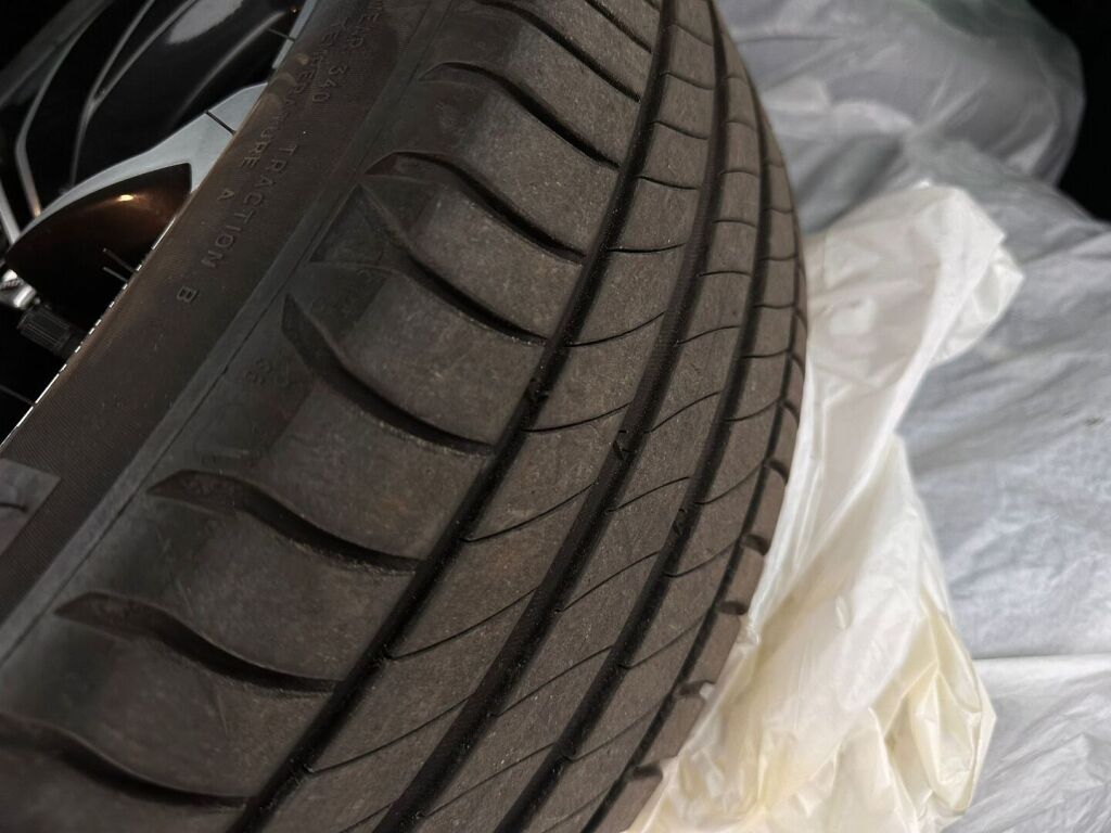 Volvo V60 2022 Musta