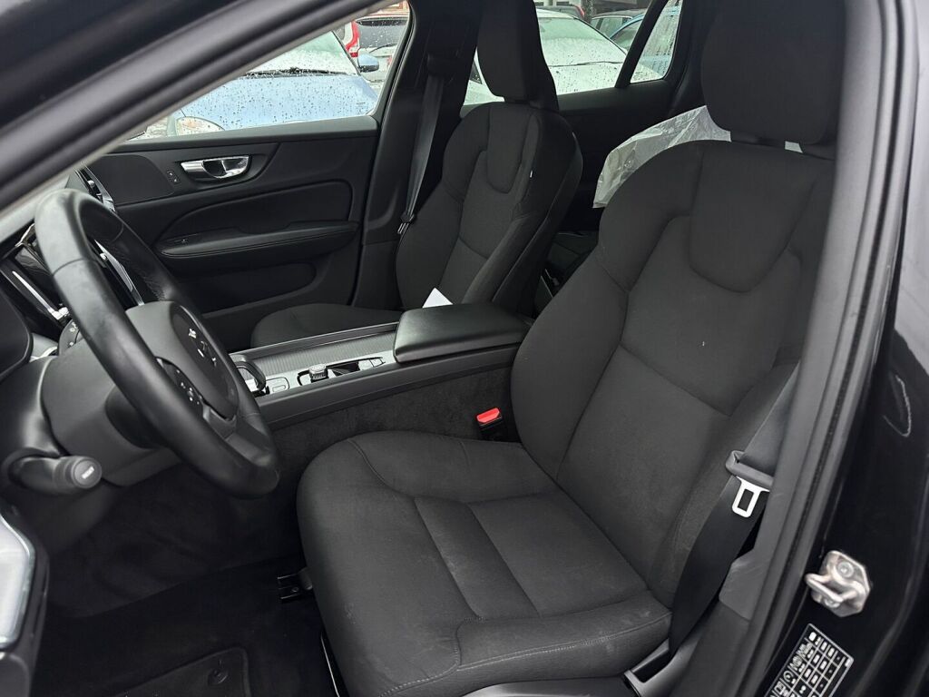 Volvo V60 2022 Musta
