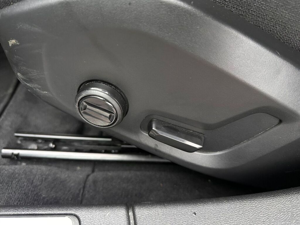 Volvo V60 2022 Musta