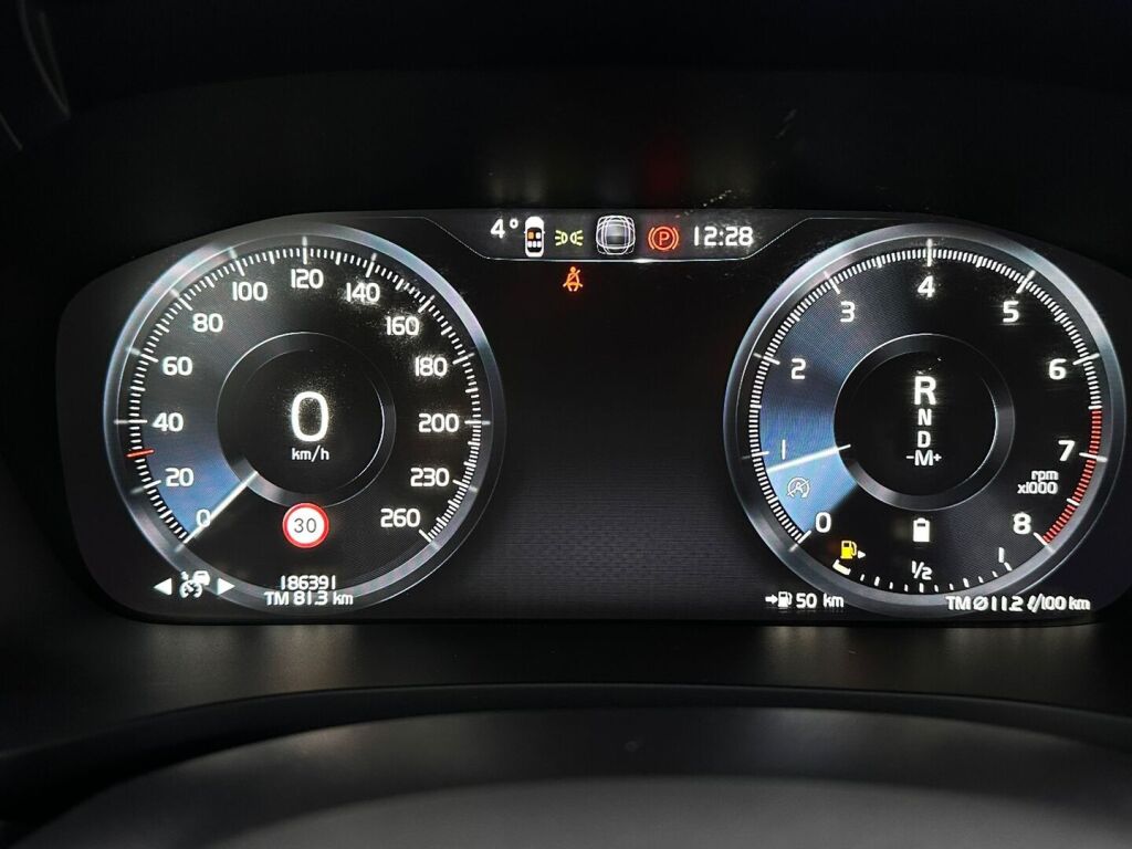 Volvo V60 2022 Musta