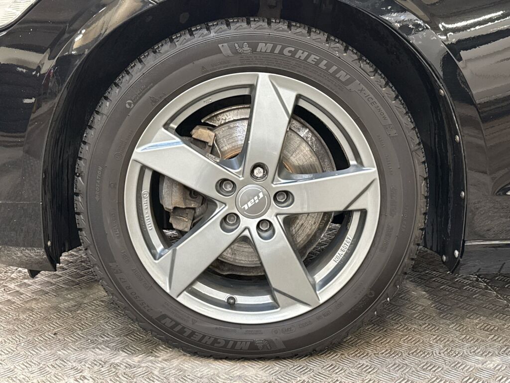 Volvo V60 2022 Musta