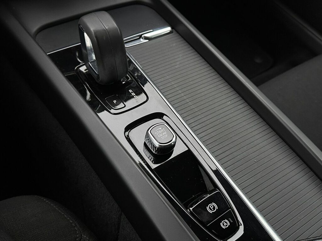 Volvo V60 2022 Musta