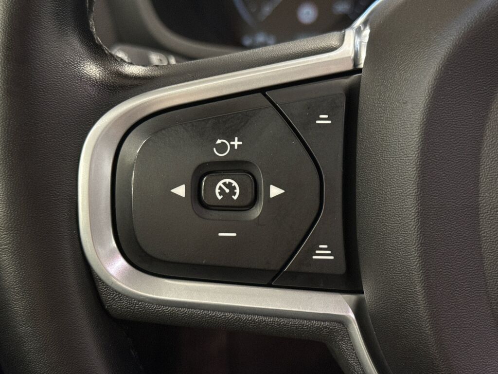 Volvo V60 2022 Musta