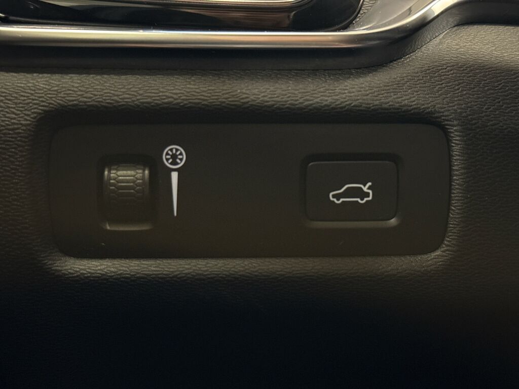 Volvo V60 2022 Musta