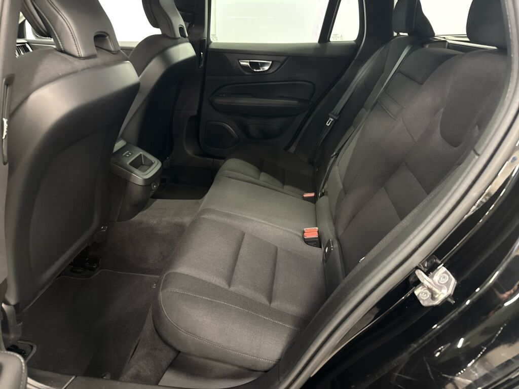 Volvo V60 2022 Musta