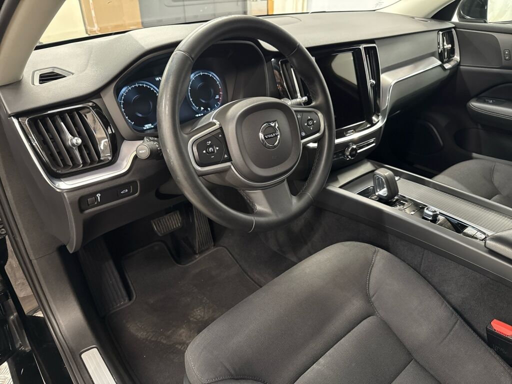 Volvo V60 2022 Musta