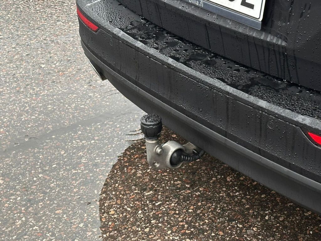 Volvo V60 2022 Musta