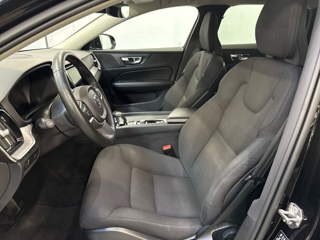 Volvo V60 2022 Musta