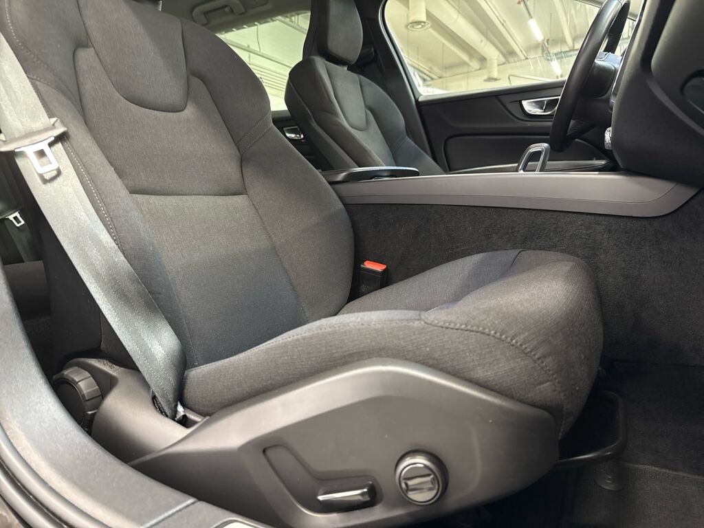 Volvo V60 2022 Musta