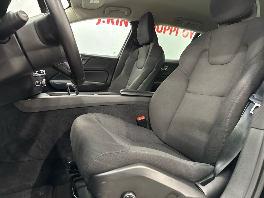 Volvo V60 2022 Musta