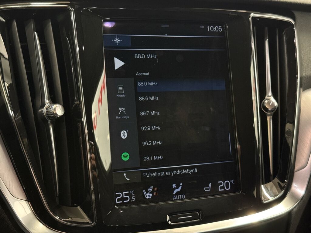 Volvo V60 2022 Musta