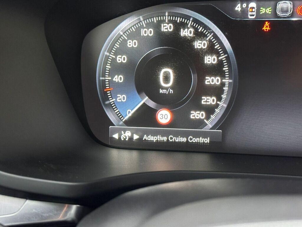 Volvo V60 2022 Musta