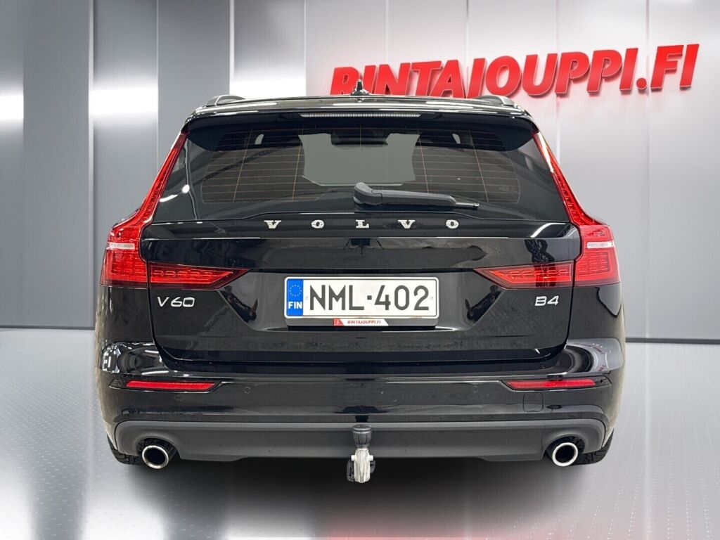 Volvo V60 2022 Musta