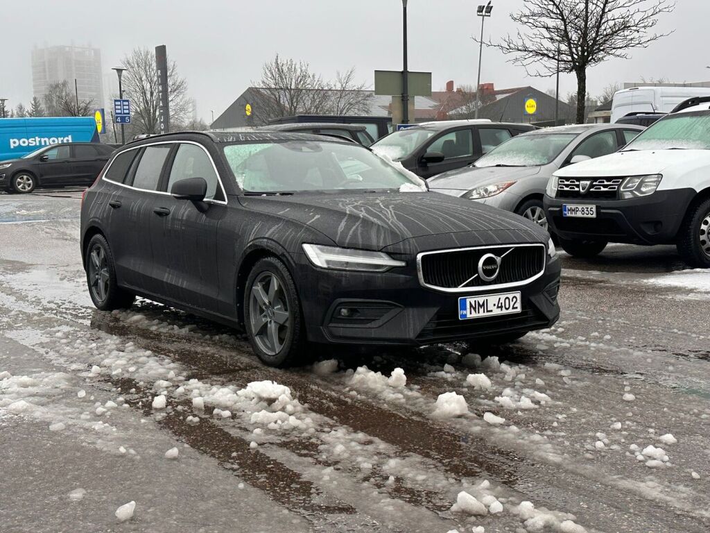 Volvo V60 2022 Musta