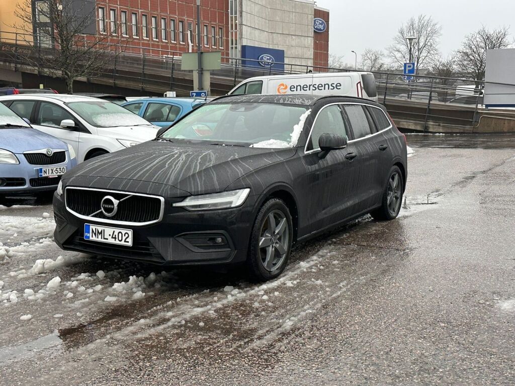 Volvo V60 2022 Musta