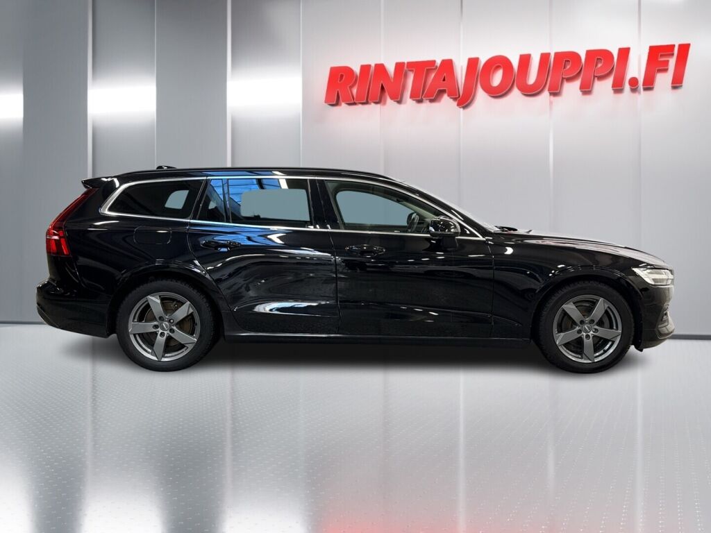 Volvo V60 2022 Musta