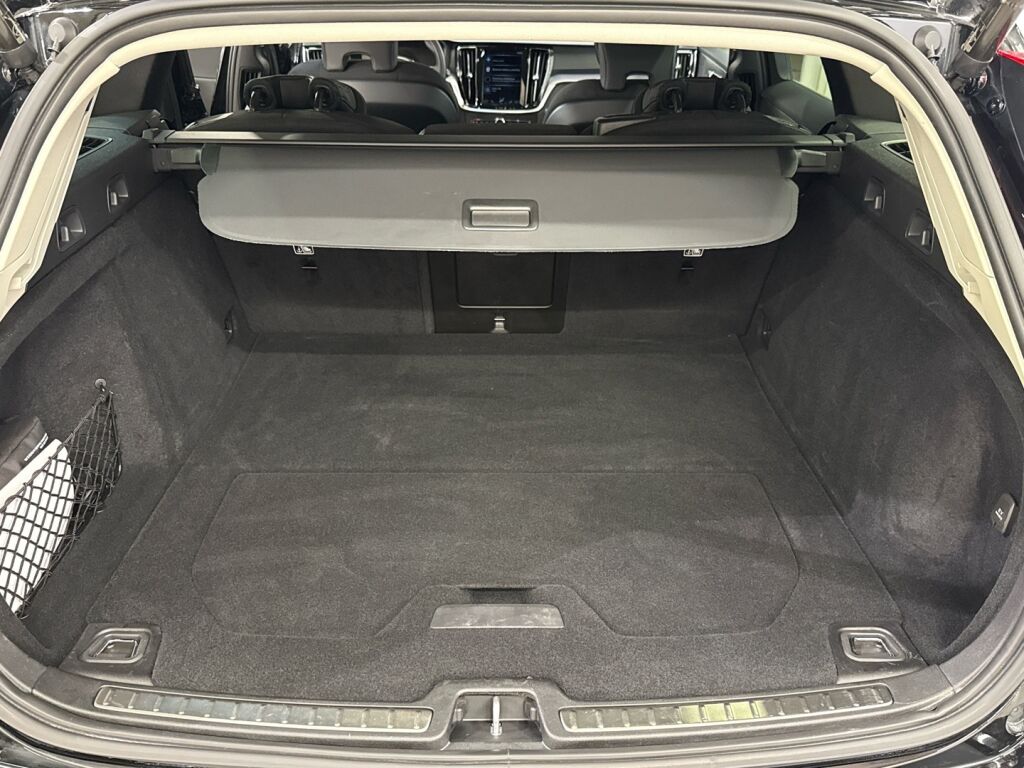 Volvo V60 2022 Musta