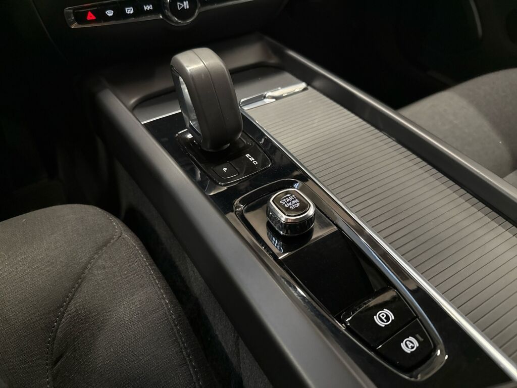 Volvo V60 2022 Musta