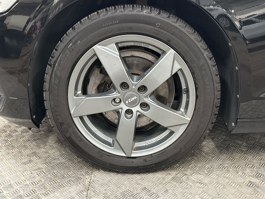 Volvo V60 2022 Musta