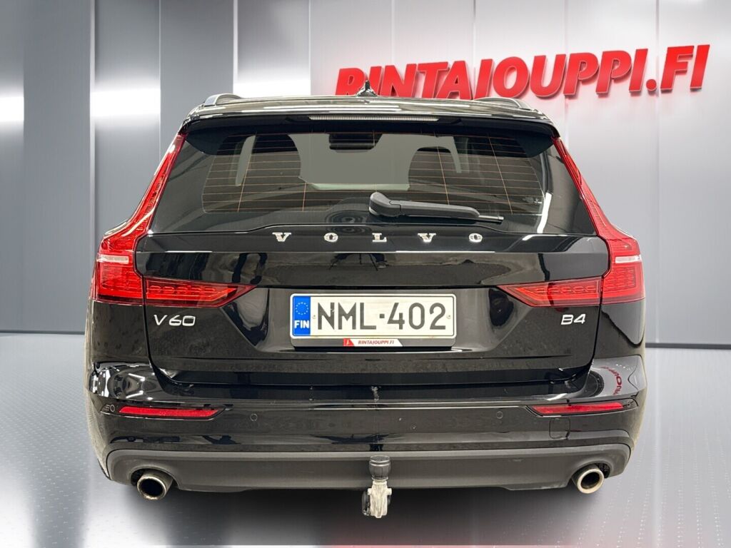 Volvo V60 2022 Musta