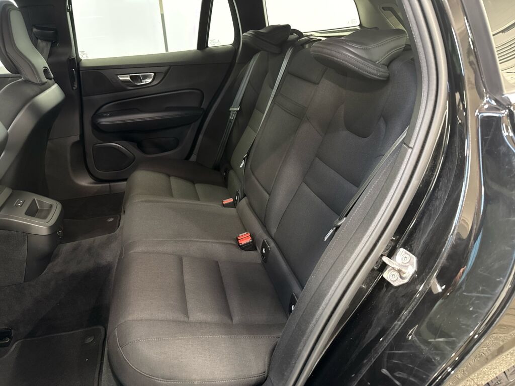 Volvo V60 2022 Musta