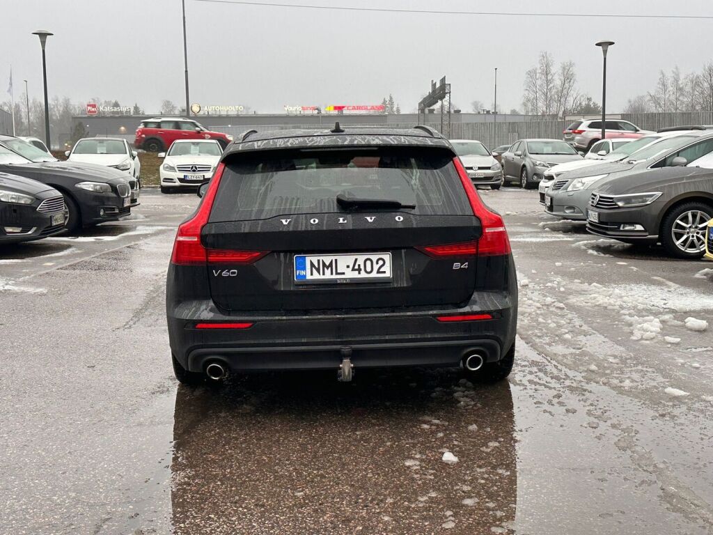 Volvo V60 2022 Musta