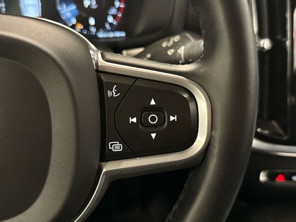 Volvo V60 2022 Musta